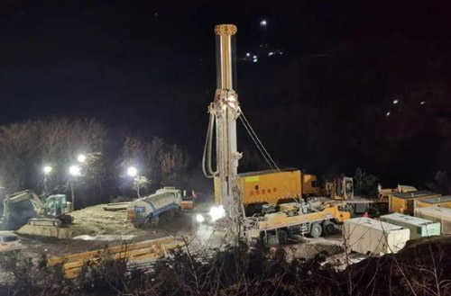 天游TY8线路检测中心携XSC1200车载深井钻机星夜前往栖霞开展金矿救援工作